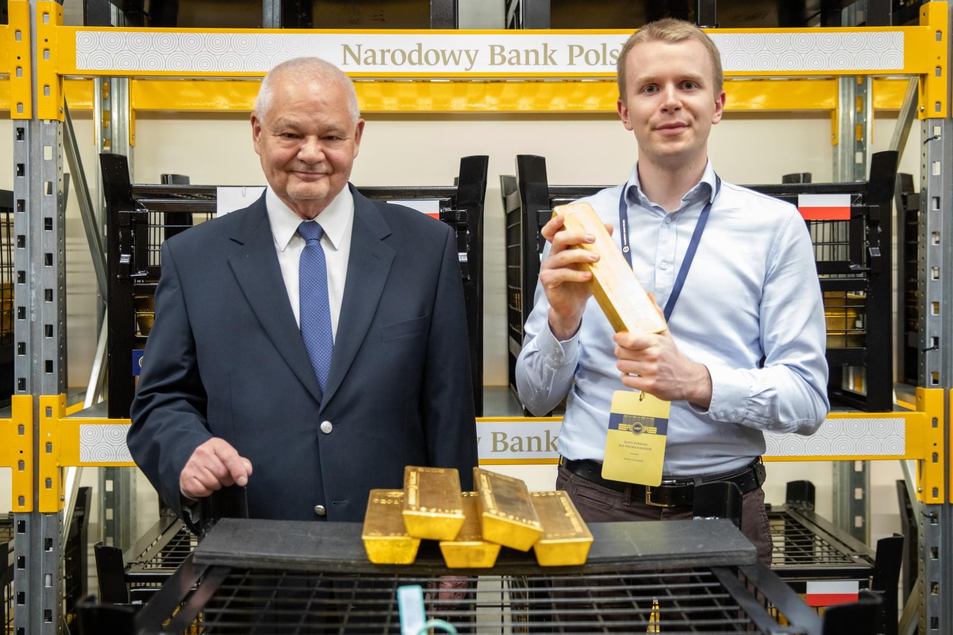 Zdjęcie Antoniego Łaszewskiego z Prezesem NBP, prof. Adamem Glapińskim podczas wizyty w skarbcu Narodowego Banku Polskiego. Złoty konkurs dla polskich rodzin.
