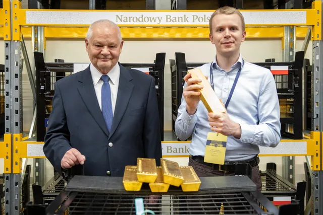 Zdjęcie Antoniego Łaszewskiego z Prezesem NBP, prof. Adamem Glapińskim podczas wizyty w skarbcu Narodowego Banku Polskiego. Złoty konkurs dla polskich rodzin.