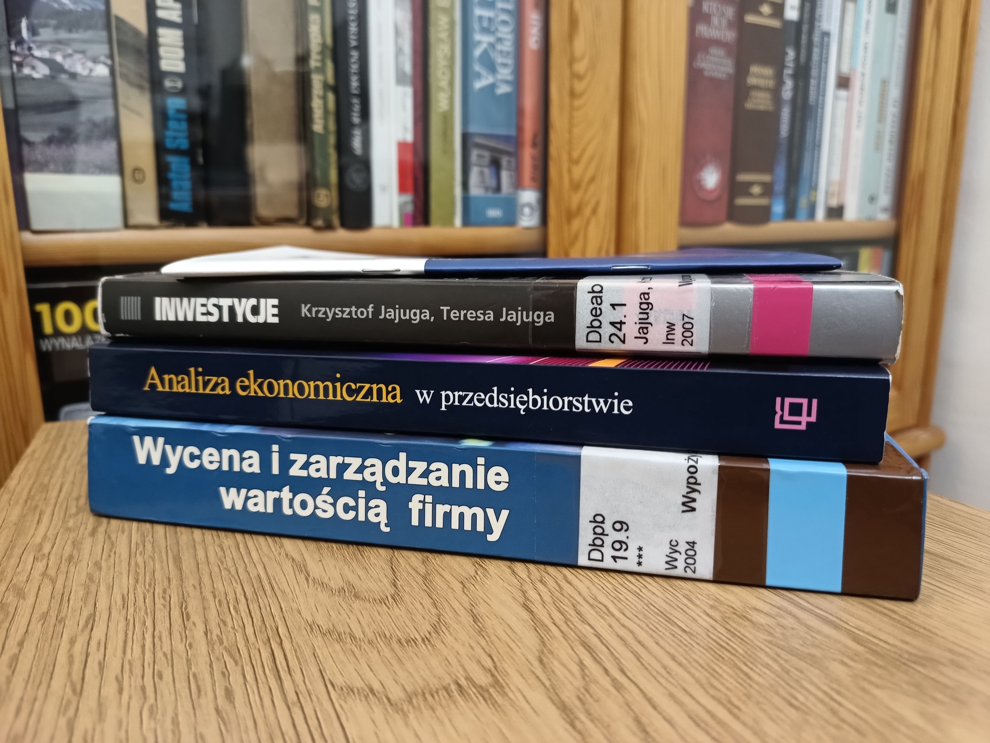 Książki przygotowujące do egzaminu MPW leżące na stole